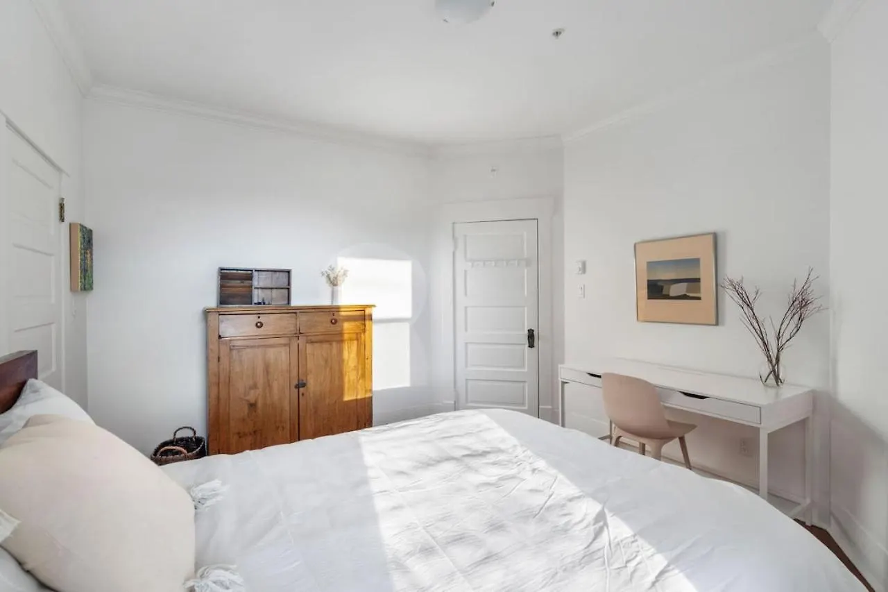Beautiful, Newly Renovated Creek Home Ванкувер Апартаменты