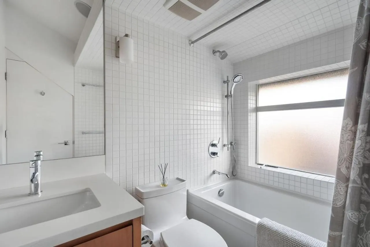 Beautiful, Newly Renovated Creek Home Ванкувер