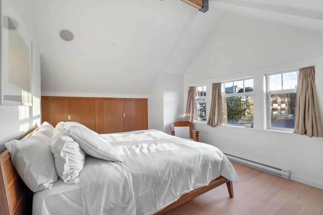 Beautiful, Newly Renovated Creek Home Ванкувер Канада