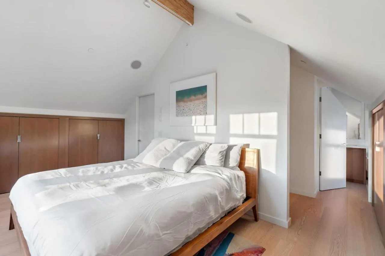 Апартаменты Beautiful, Newly Renovated Creek Home Ванкувер