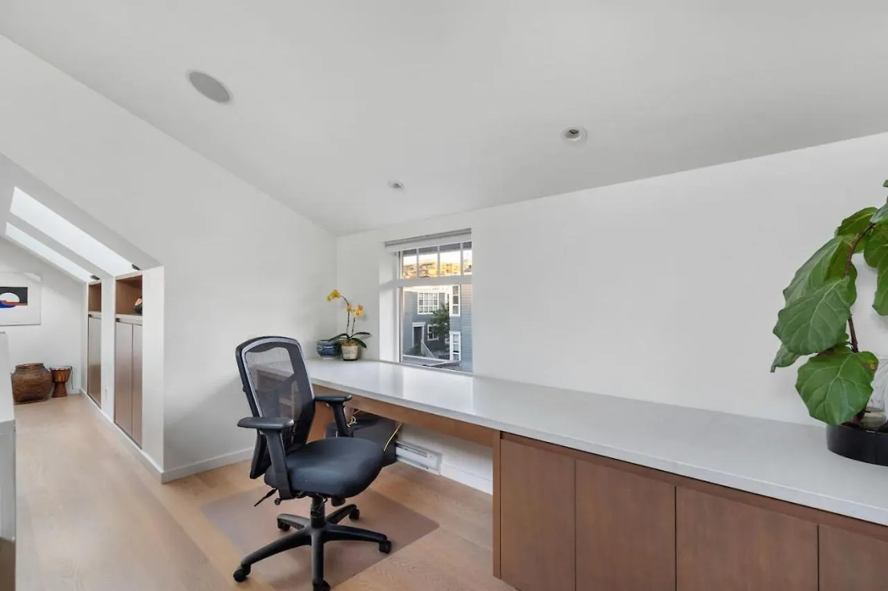 Beautiful, Newly Renovated Creek Home Ванкувер Апартаменты