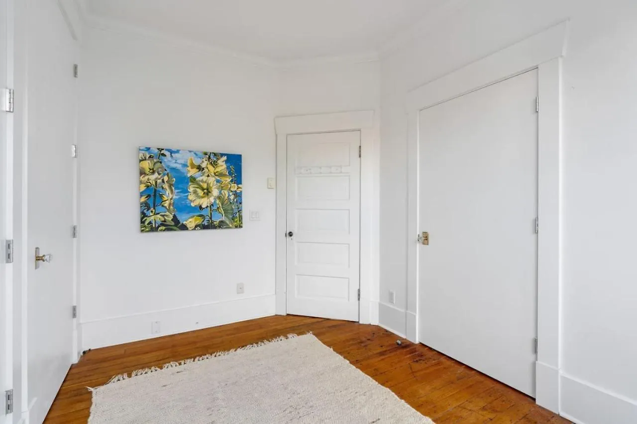 Beautiful, Newly Renovated Creek Home Ванкувер Апартаменты