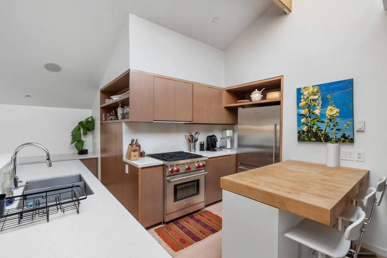 Beautiful, Newly Renovated Creek Home Vancouver 0*,