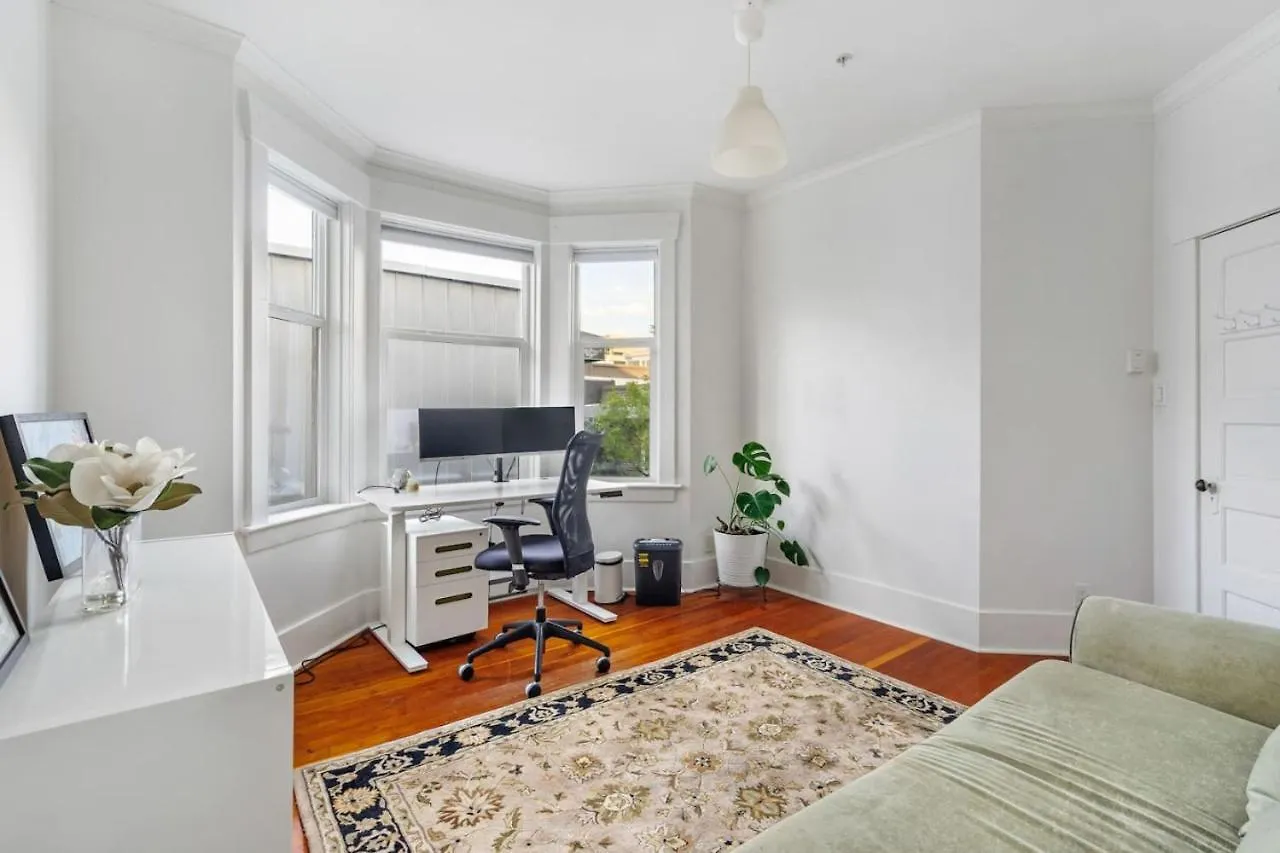 Apartament Beautiful, Newly Renovated Creek Home Vancouver