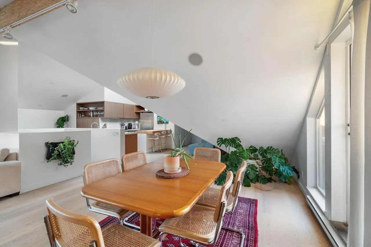 Apartament Beautiful, Newly Renovated Creek Home Vancouver Kanada