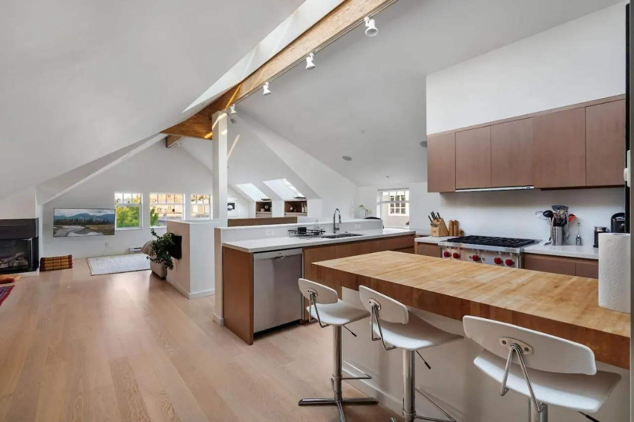Beautiful, Newly Renovated Creek Home Vancouver