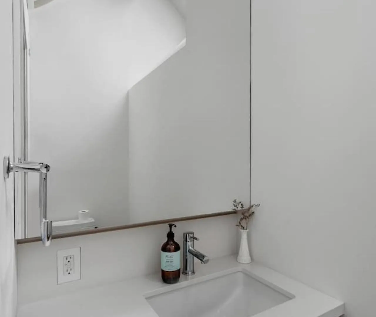 Beautiful, Newly Renovated Creek Home Vancouver Kanada